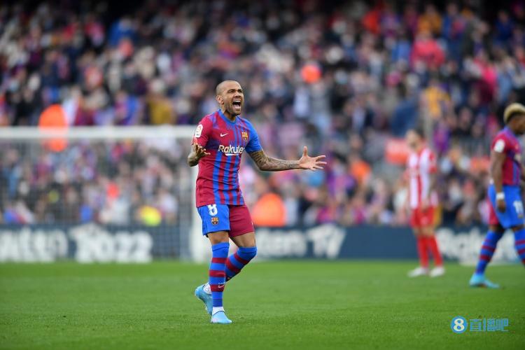 世体:阿尔维斯在巴萨未来仍不确定,哈维将有最终决定权